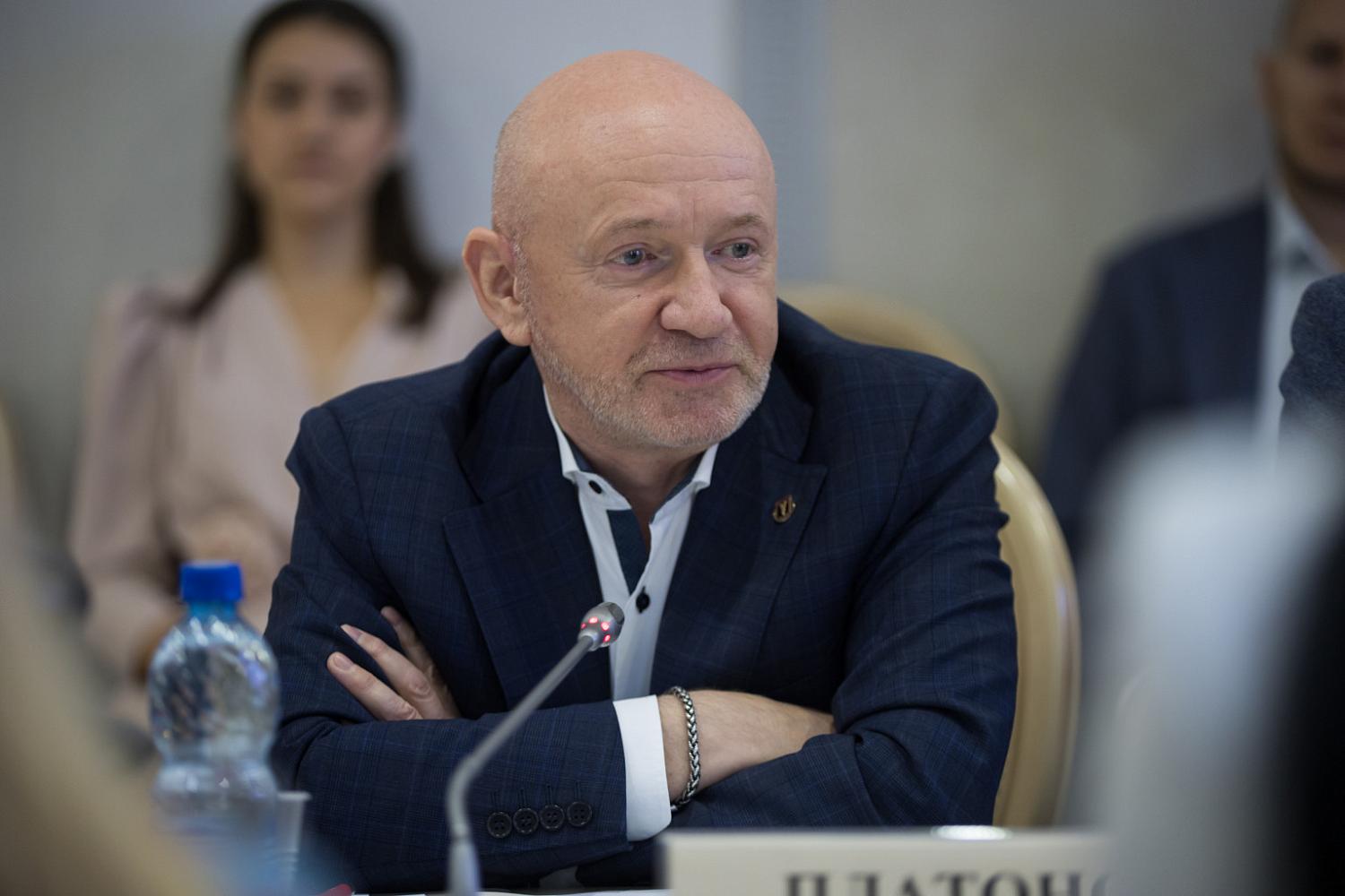 Владимир Платонов выступил на круглом столе, посвященном молодежной политике