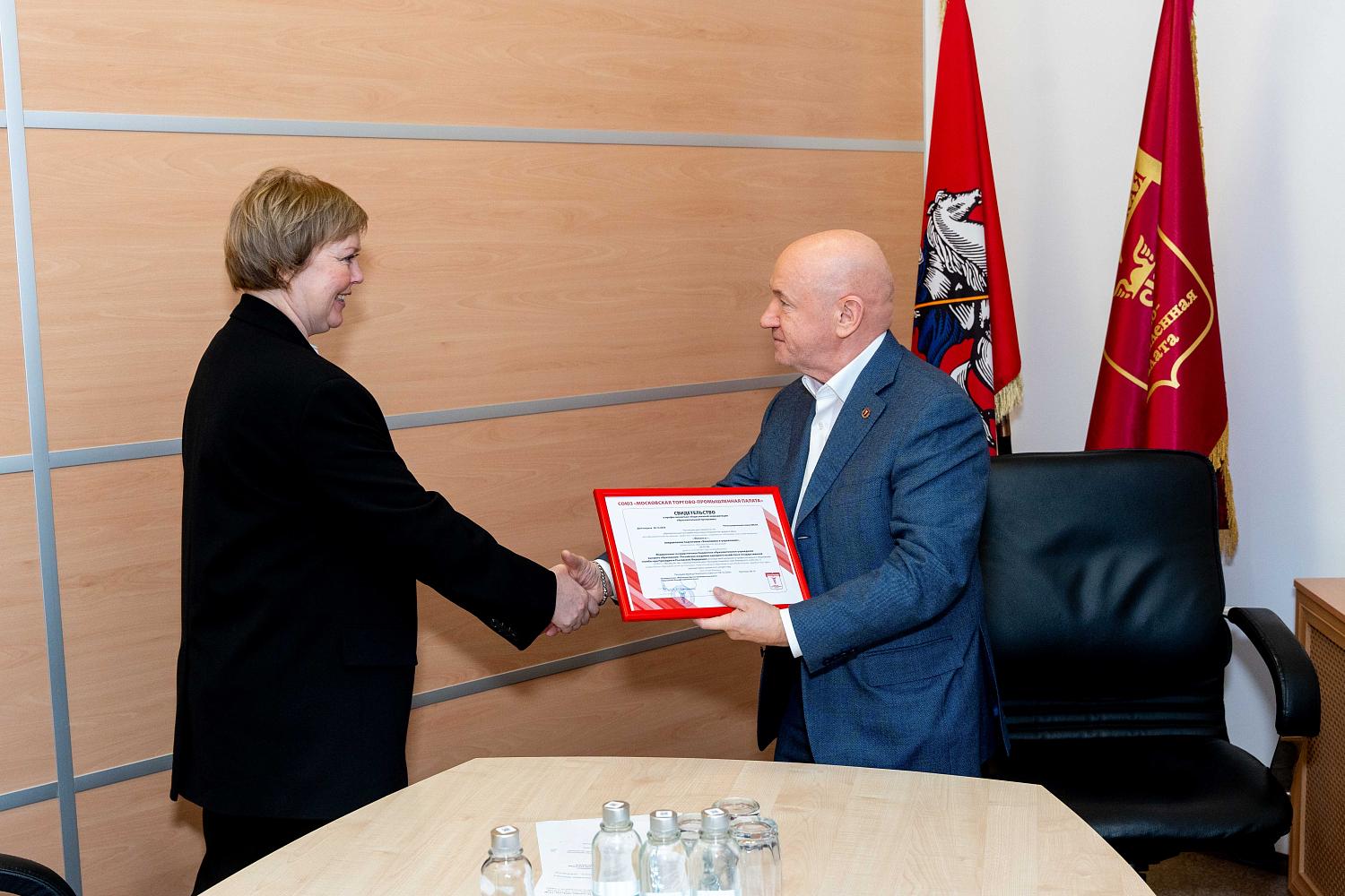 Владимир Платонов вручил свидетельство о прохождении общественной аккредитации одной из программ колледжа Президентской академии