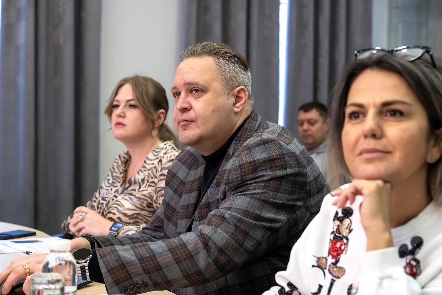 От детского дома к самостоятельной жизни: бизнес и НКО о поддержке взрослых сирот